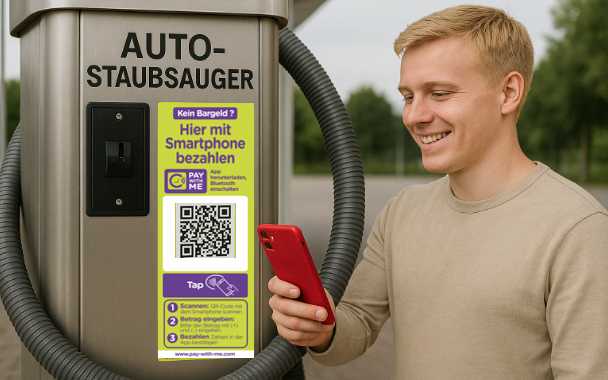 Ein Mann bezahlt an einem Staubsaugerautomaten mit seinem Smartphone über die Pay with ME App.