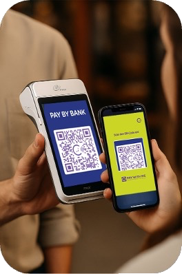 Pay with ME QR-Code wird mit einem Smartphone gescannt.