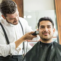 Ein Mann wird beim Friseur rasiert.